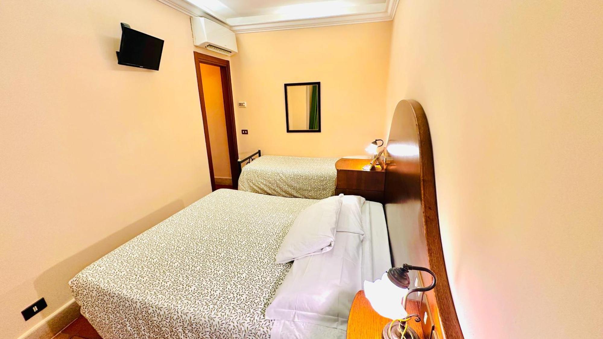 Hotel 4 Coronati Rzym Zewnętrze zdjęcie