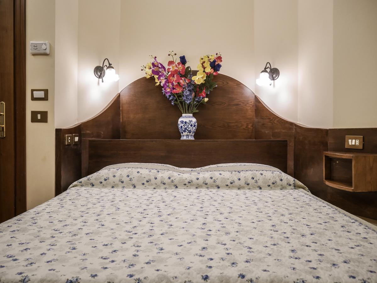 Hotel 4 Coronati Rzym Zewnętrze zdjęcie