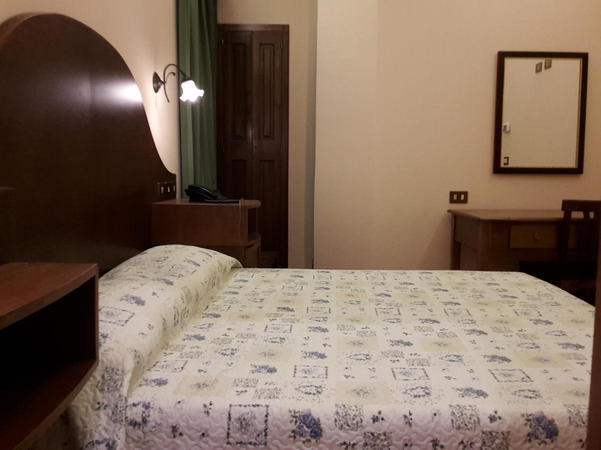 Hotel 4 Coronati Rzym Zewnętrze zdjęcie