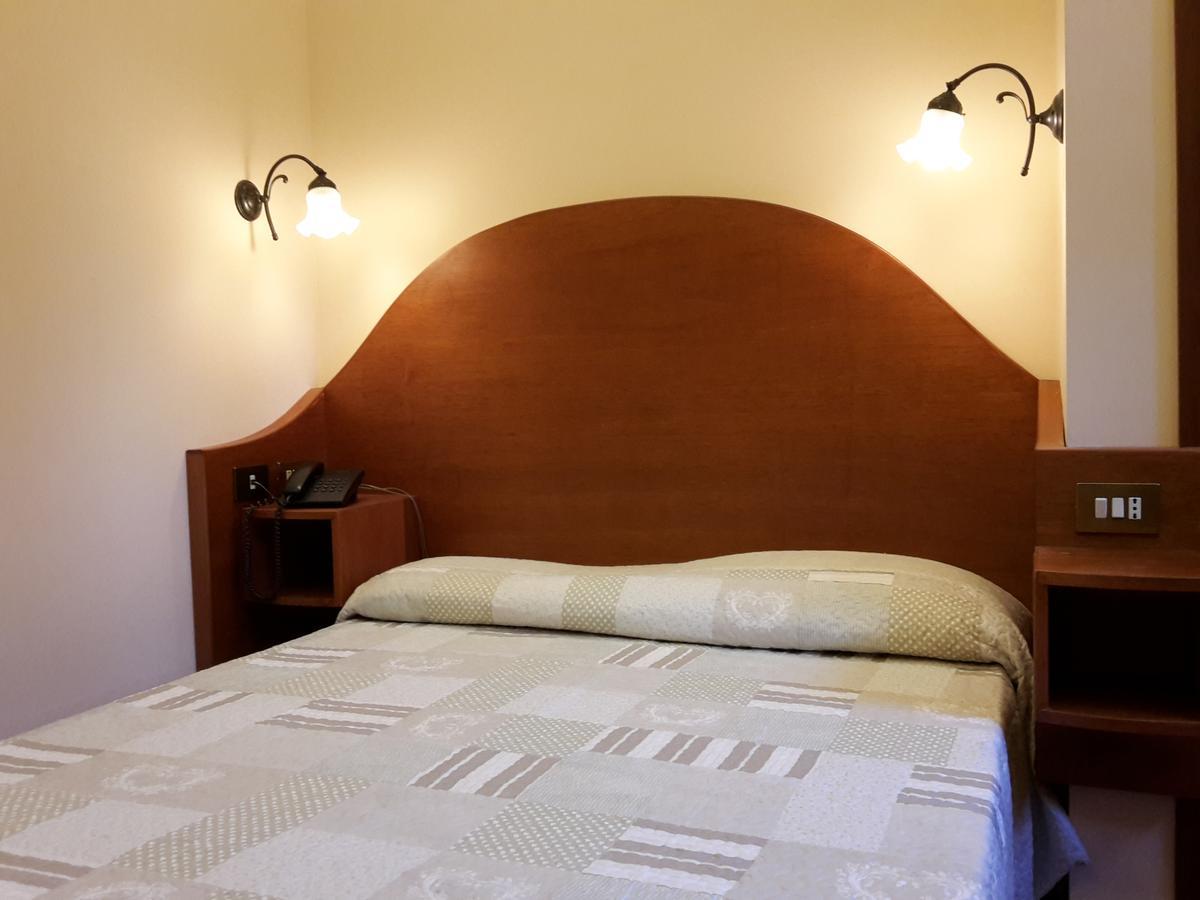 Hotel 4 Coronati Rzym Zewnętrze zdjęcie